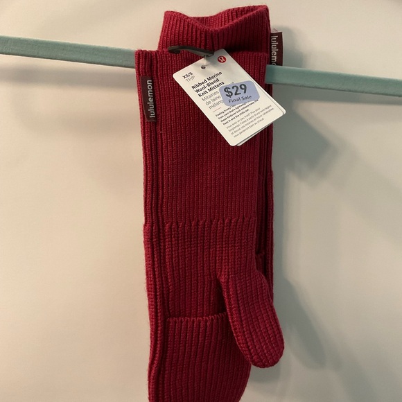 lululemon athletica Red Gloves & Mittens - Picture 2 of 2